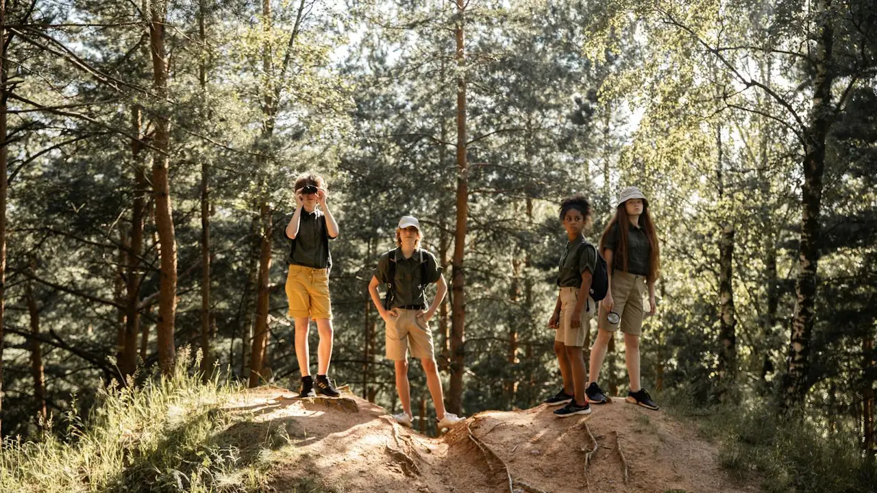 Enfants en colonie de vacances jouant ensemble en extérieur