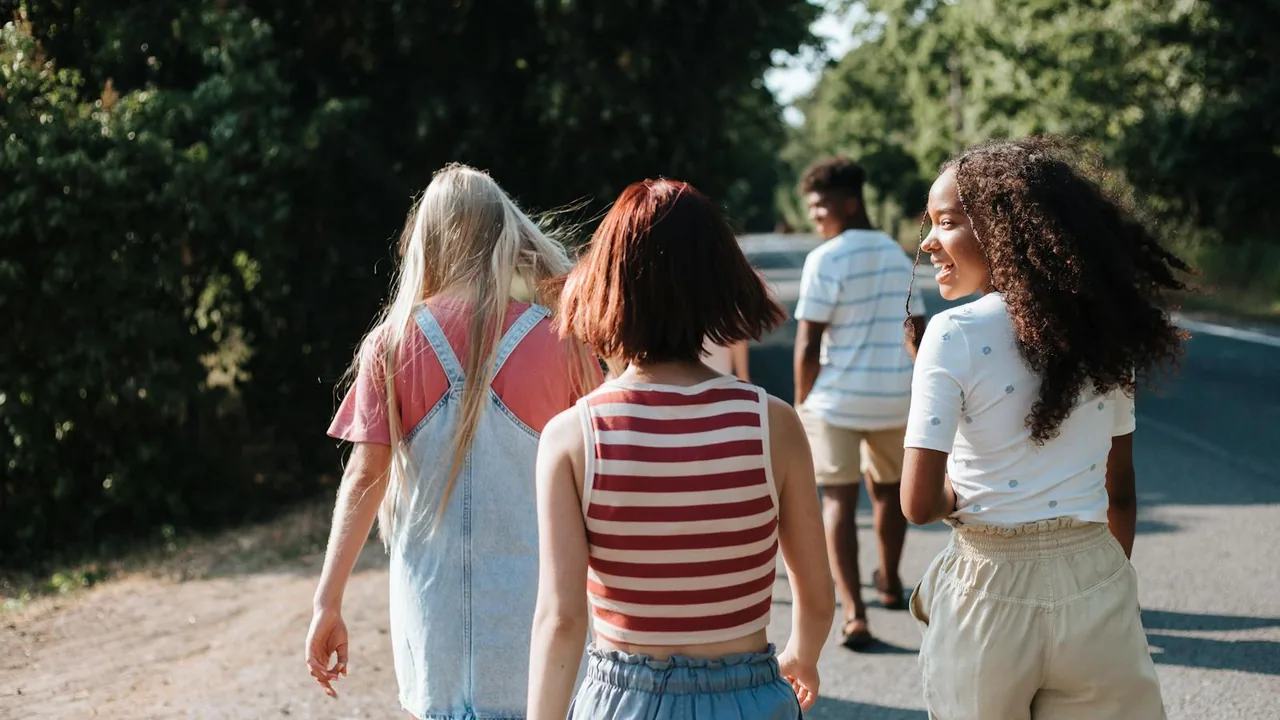 Groupe d'adolescents de 13 à 15 ans en activité autonome lors d'une colonie