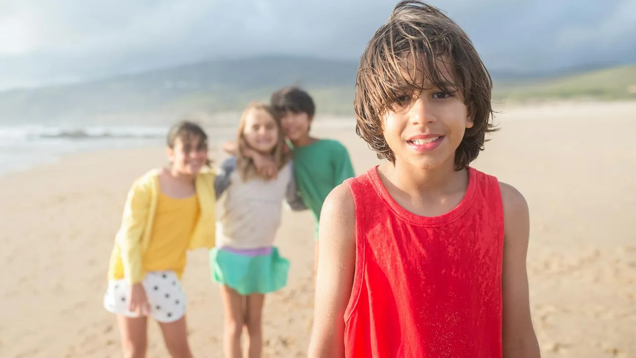Enfants en activité voile et paddle en colonie bord de mer