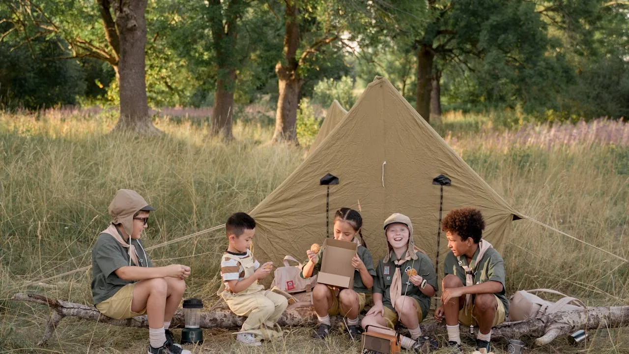 Enfants courant dans un pré lors d'une colonie de vacances en été