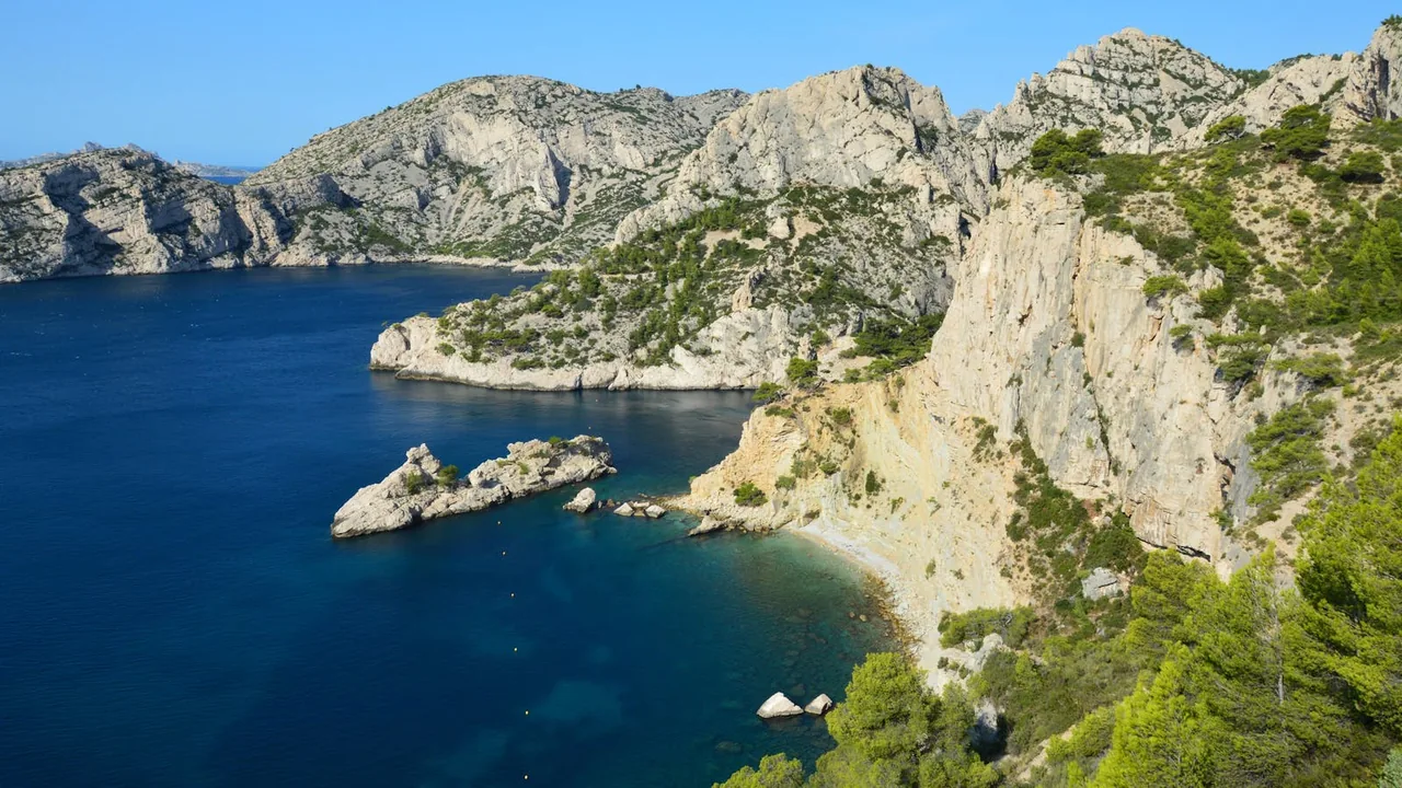 Enfants en colonie de vacances dans les calanques près de Marseille