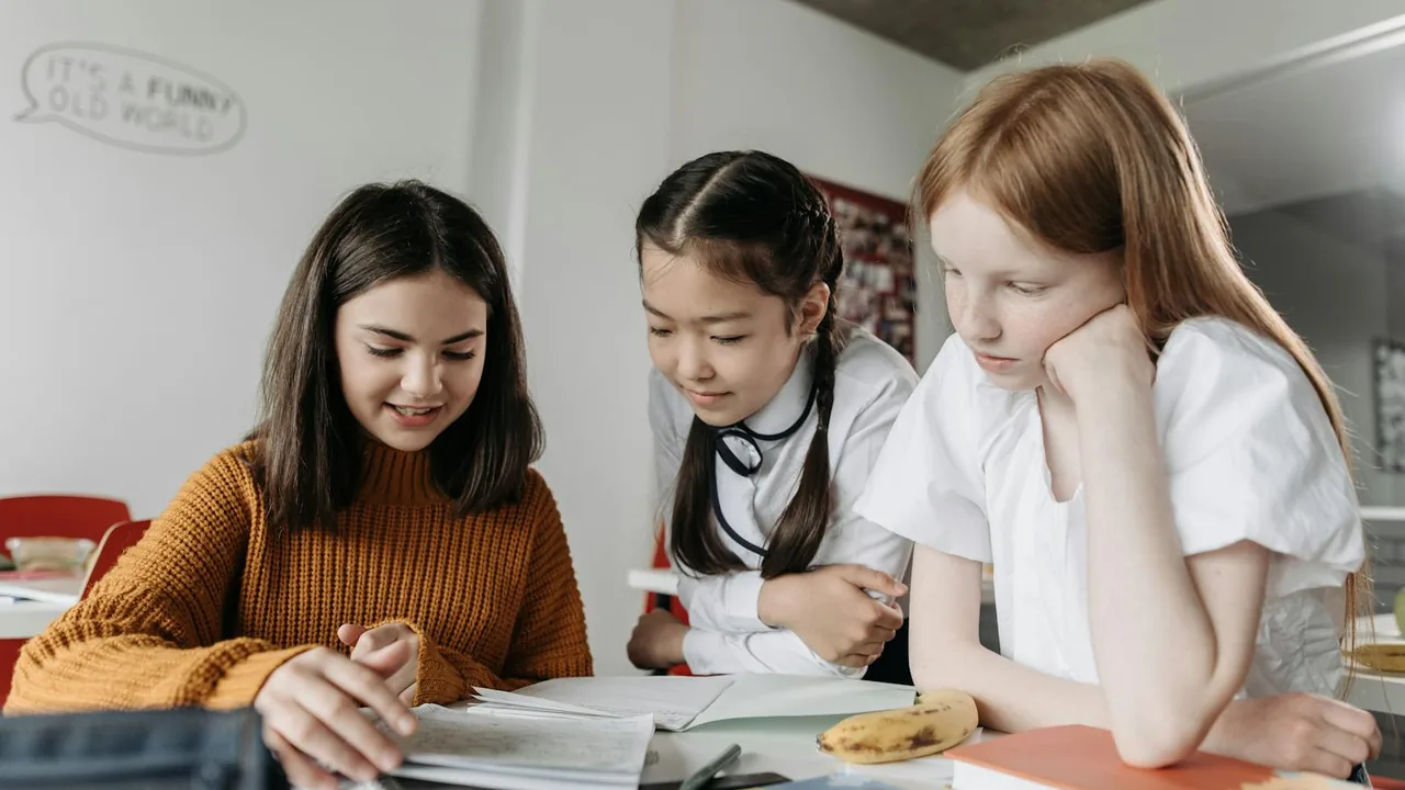 Adolescents echangeant en langue étrangère lors d'une colonie linguistique