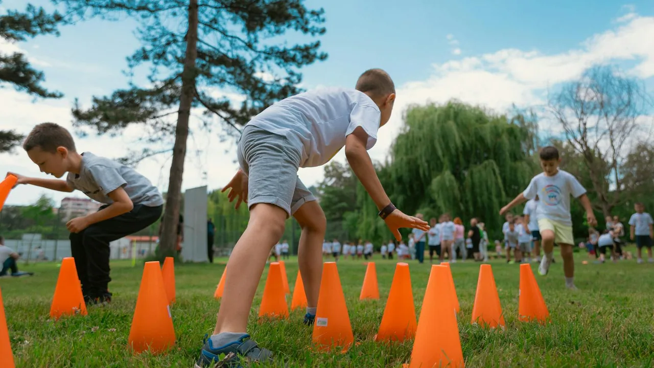 Enfants pratiquant plusieurs activités variees lors d'une colonie multi-activités