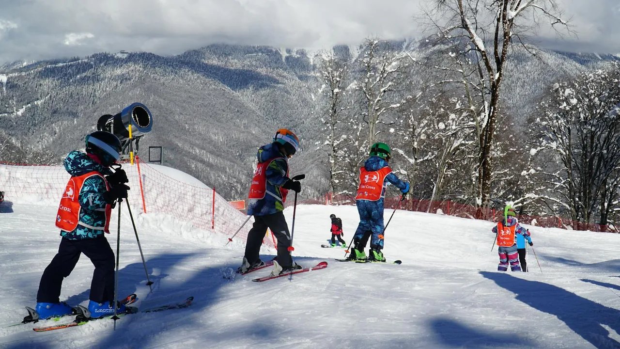 Groupe d'enfants en cours de ski encadre lors d'une colonie à la neige