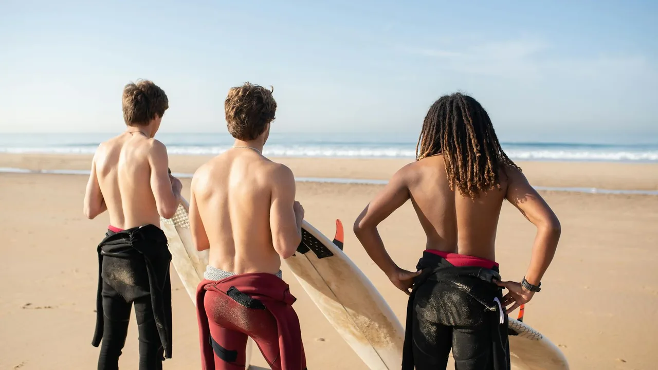 Adolescents en cours de surf encadré en colonie de vacances