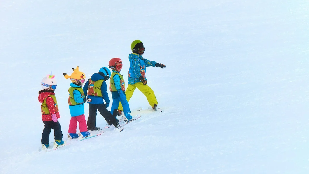 Enfants à ski en colonie de vacances d'hiver à la montagne