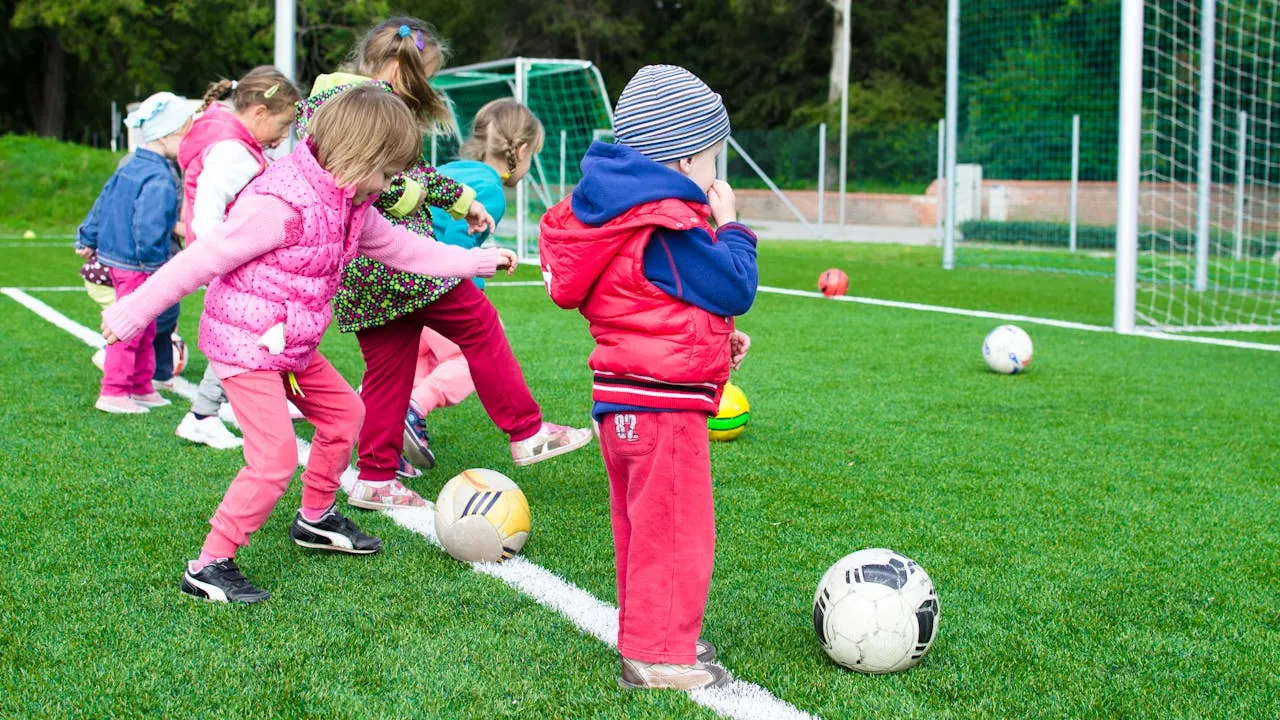 Jeunes joueurs lors d'un stage de football pour enfants