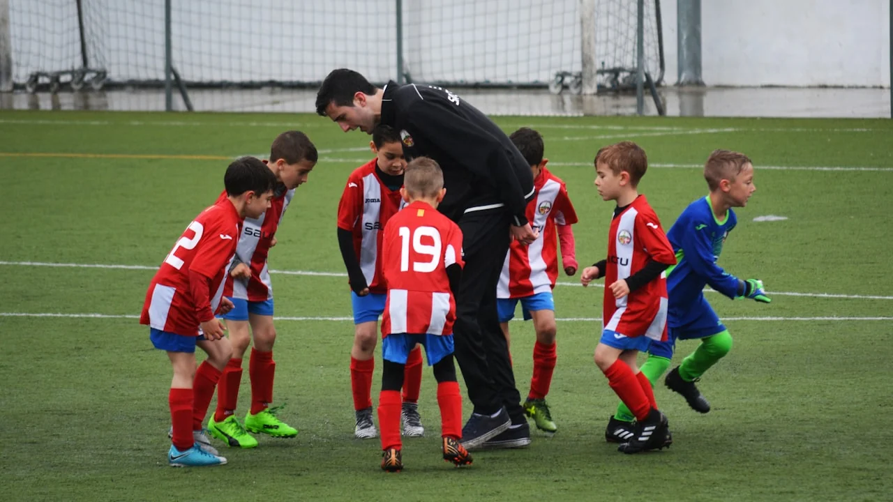 Enfants pratiquant le football lors d'un stage sportif