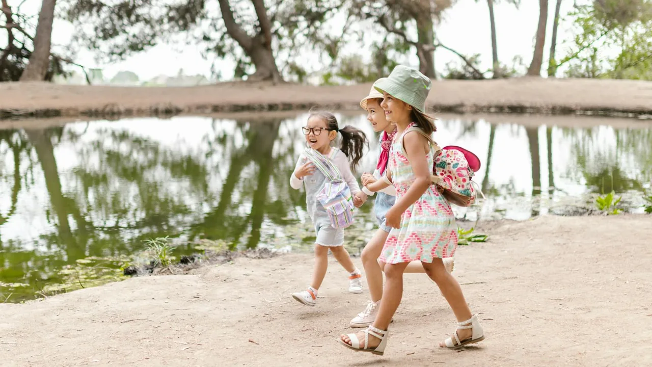 Enfant serein faisant sa valise pour ses premières vacances sans les parents